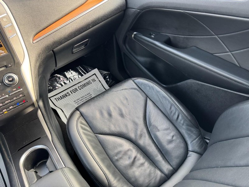 Lincoln MKC Vehicle Full-screen Gallery Image 15