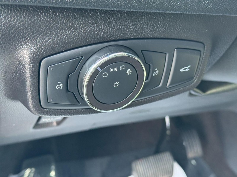 Lincoln MKC Vehicle Full-screen Gallery Image 17