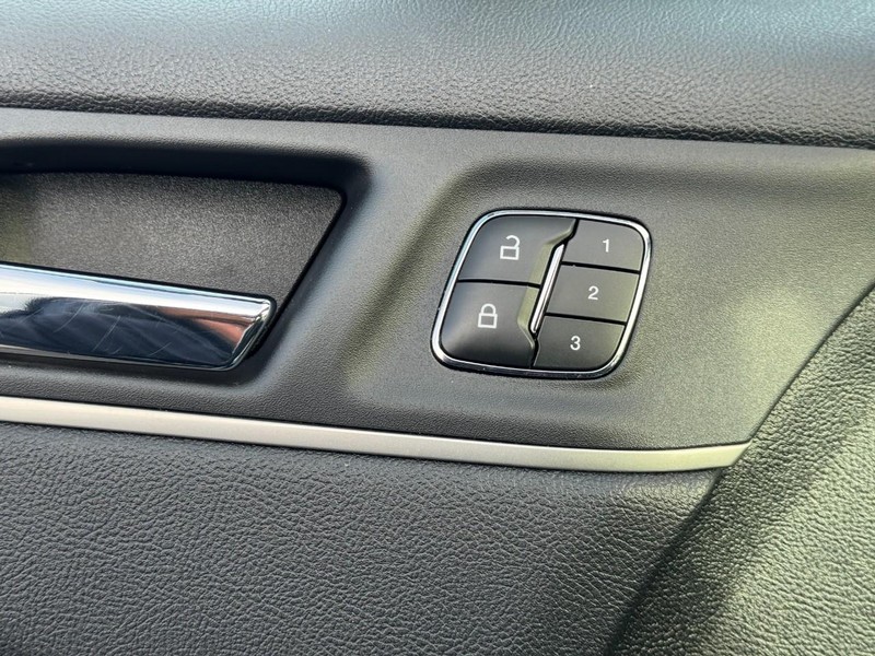 Lincoln MKC Vehicle Full-screen Gallery Image 24