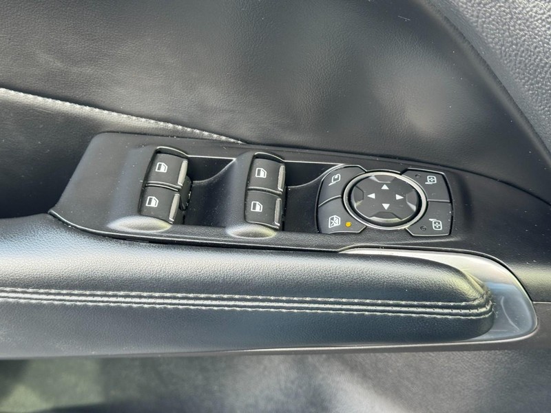 Lincoln MKC Vehicle Full-screen Gallery Image 25