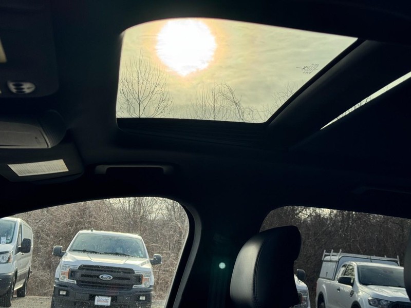 Lincoln MKC Vehicle Full-screen Gallery Image 26