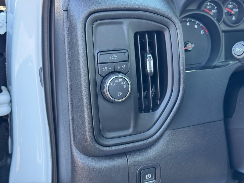 Chevrolet Silverado 1500 Vehicle Full-screen Gallery Image 14