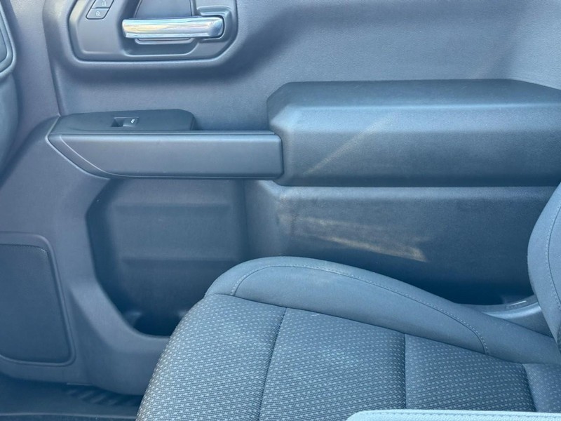 Chevrolet Silverado 1500 Vehicle Full-screen Gallery Image 18