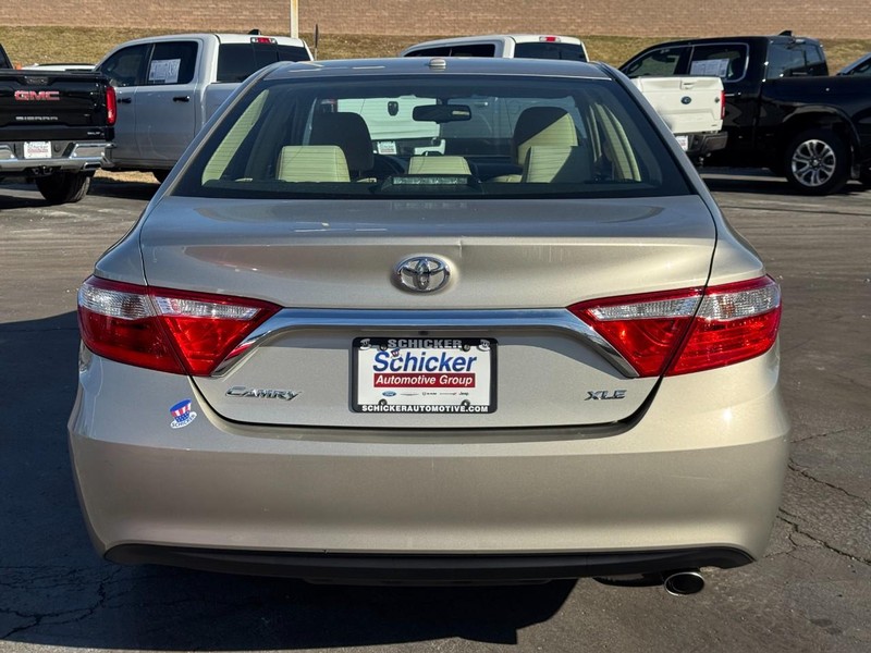 Toyota Camry Vehicle Full-screen Gallery Image 04