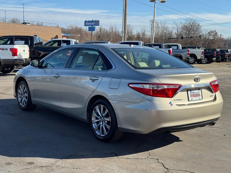 Toyota Camry Vehicle Full-screen Gallery Image 05