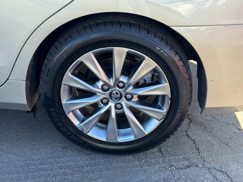 Toyota Camry Vehicle Full-screen Gallery Image 06