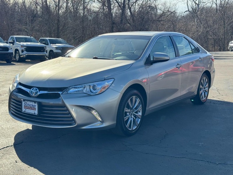 Toyota Camry Vehicle Full-screen Gallery Image 07