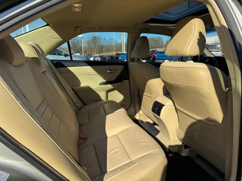 Toyota Camry Vehicle Full-screen Gallery Image 09