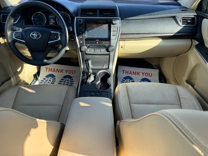 Toyota Camry Vehicle Full-screen Gallery Image 10