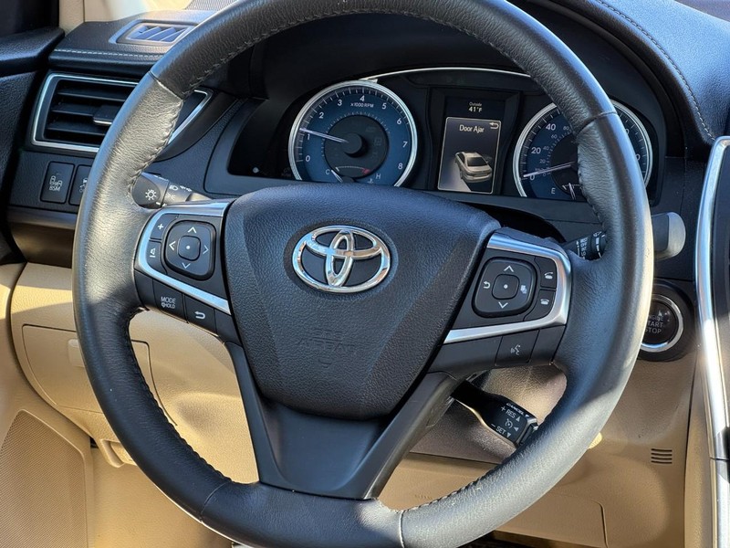 Toyota Camry Vehicle Full-screen Gallery Image 11