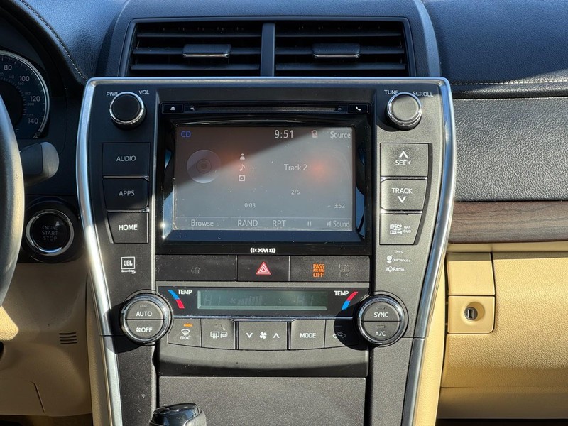 Toyota Camry Vehicle Full-screen Gallery Image 12