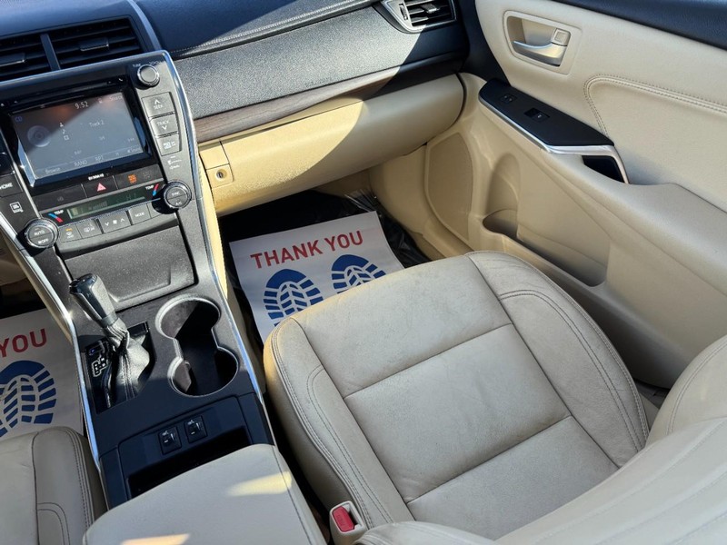 Toyota Camry Vehicle Full-screen Gallery Image 14