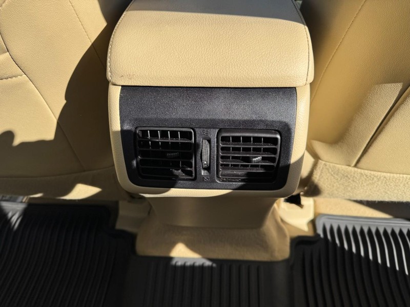 Toyota Camry Vehicle Full-screen Gallery Image 15