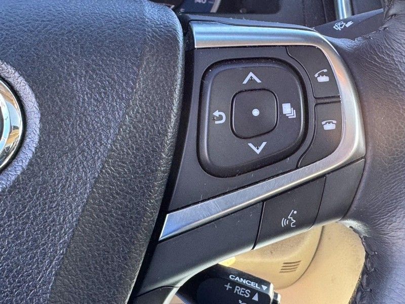 Toyota Camry Vehicle Full-screen Gallery Image 17