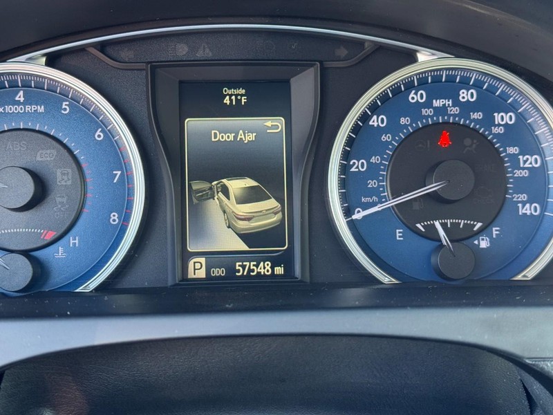 Toyota Camry Vehicle Full-screen Gallery Image 18