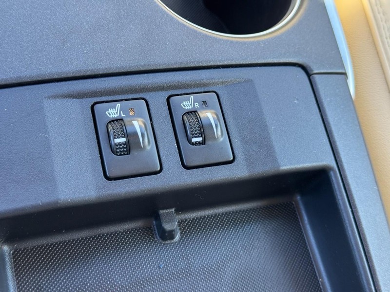 Toyota Camry Vehicle Full-screen Gallery Image 20