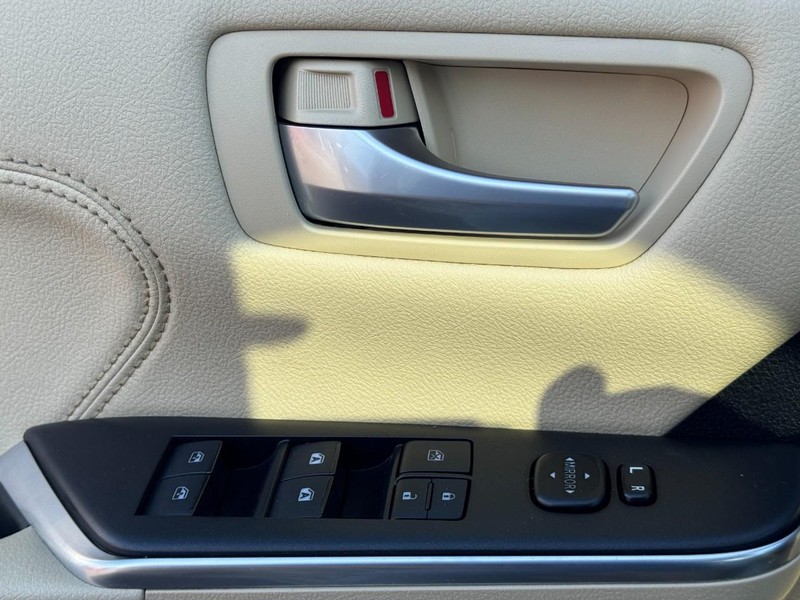Toyota Camry Vehicle Full-screen Gallery Image 21