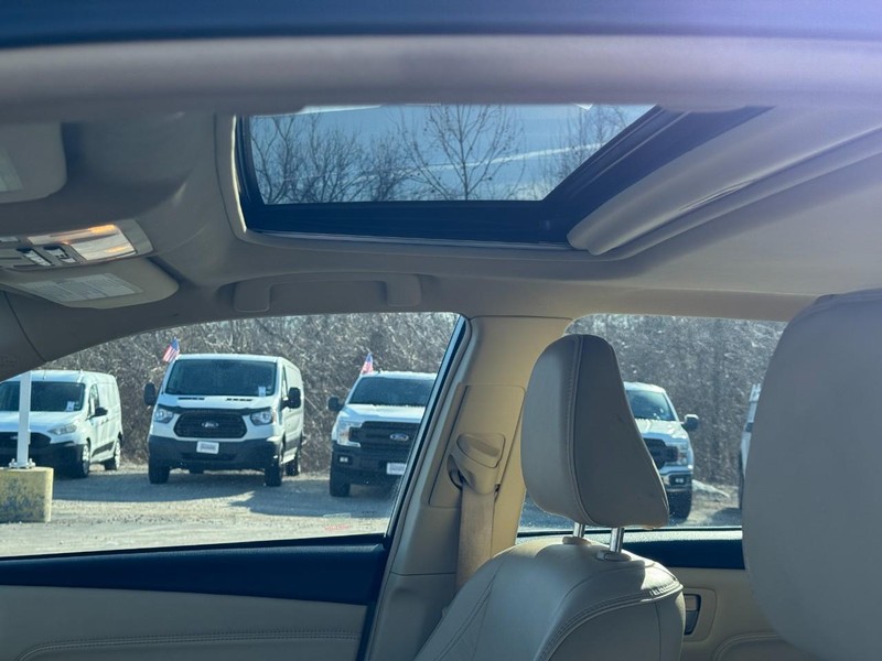 Toyota Camry Vehicle Full-screen Gallery Image 22