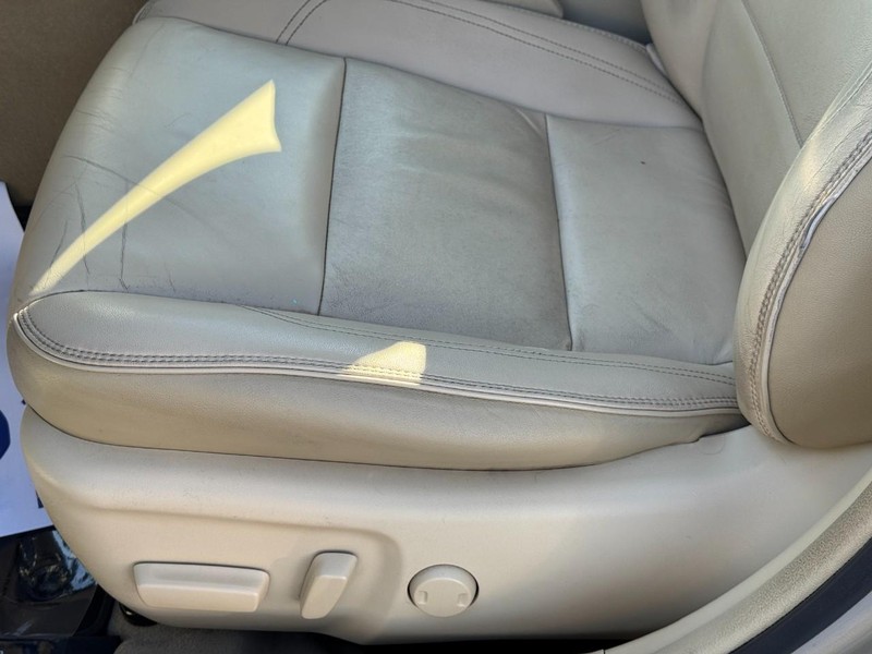 Toyota Camry Vehicle Full-screen Gallery Image 23