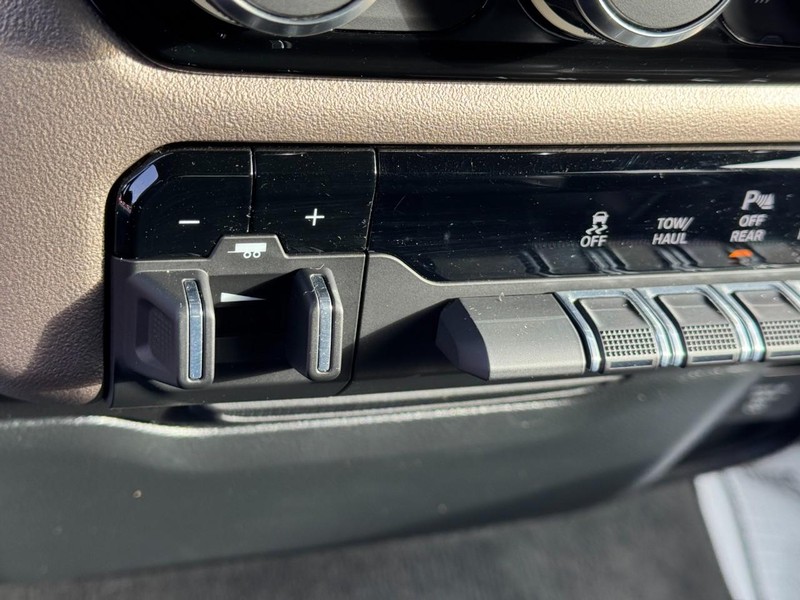 Ram 1500 Vehicle Full-screen Gallery Image 24