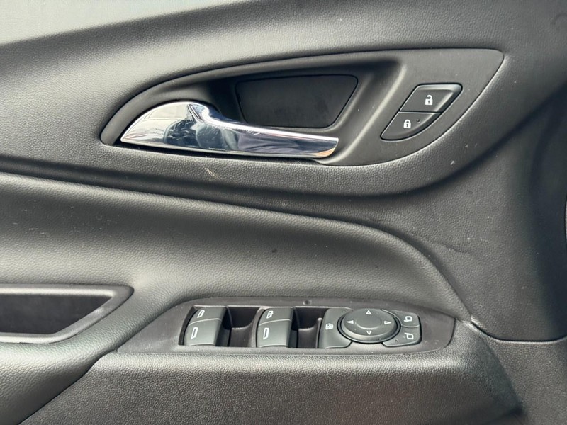 Chevrolet Equinox Vehicle Full-screen Gallery Image 22