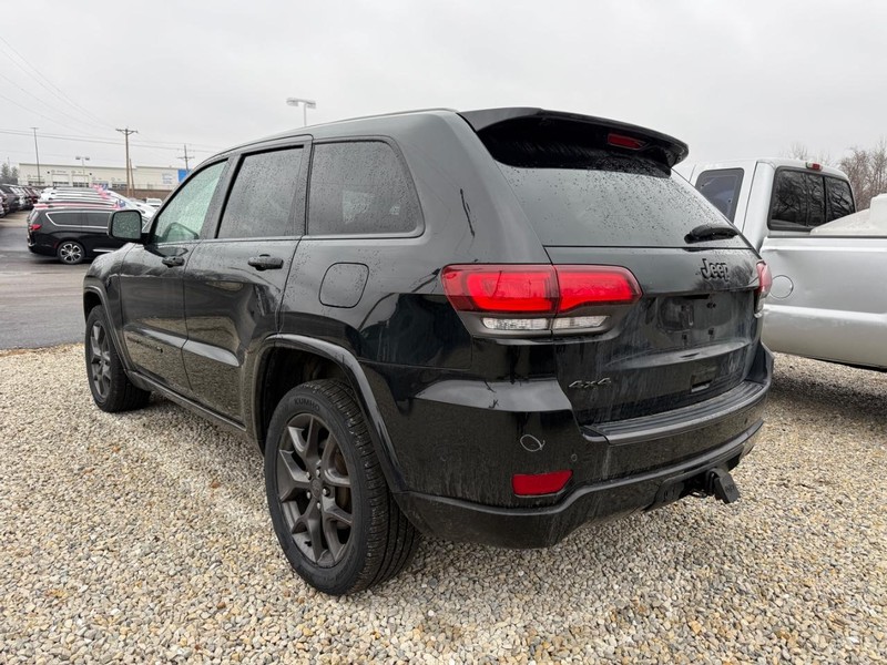 Jeep Grand Cherokee Vehicle Full-screen Gallery Image 02