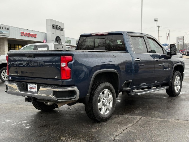 Chevrolet Silverado 2500HD Vehicle Full-screen Gallery Image 03