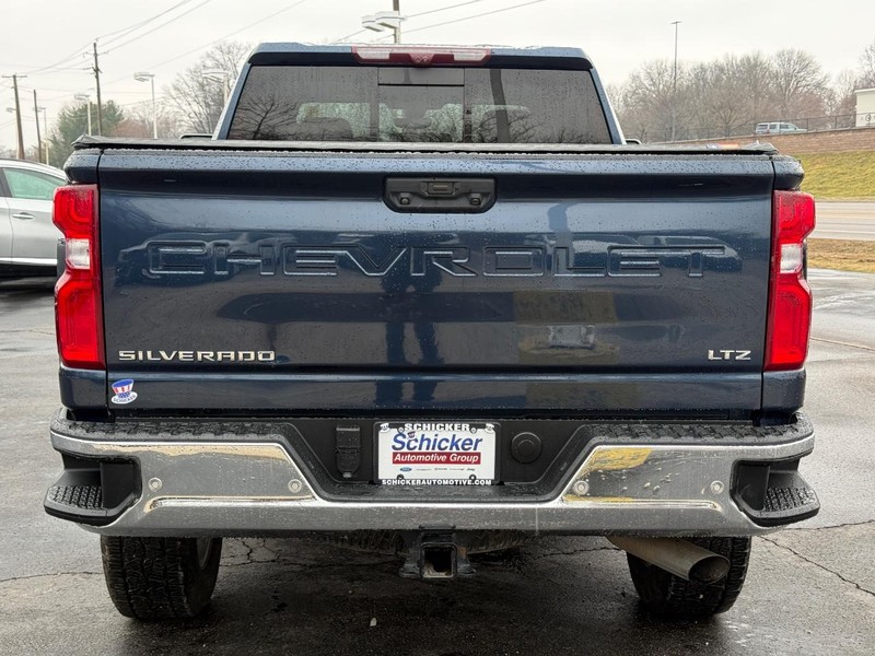 Chevrolet Silverado 2500HD Vehicle Full-screen Gallery Image 04