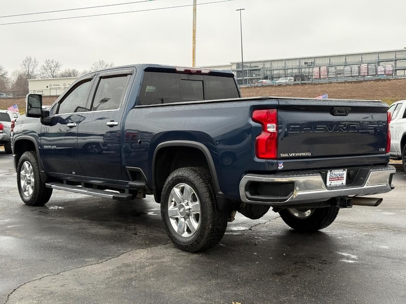 Chevrolet Silverado 2500HD Vehicle Full-screen Gallery Image 05