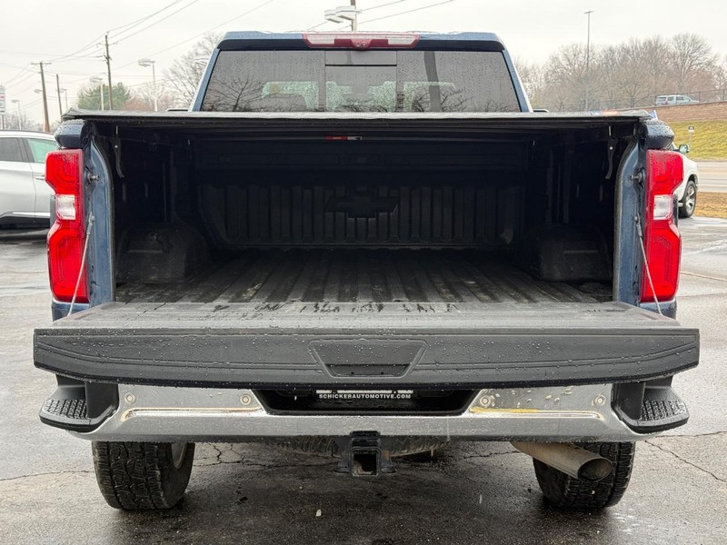 Chevrolet Silverado 2500HD Vehicle Full-screen Gallery Image 06