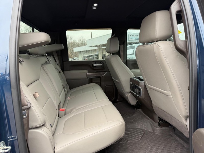 Chevrolet Silverado 2500HD Vehicle Full-screen Gallery Image 11