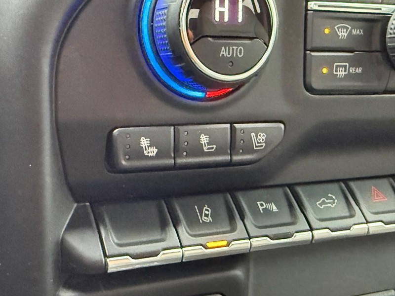 Chevrolet Silverado 2500HD Vehicle Full-screen Gallery Image 21