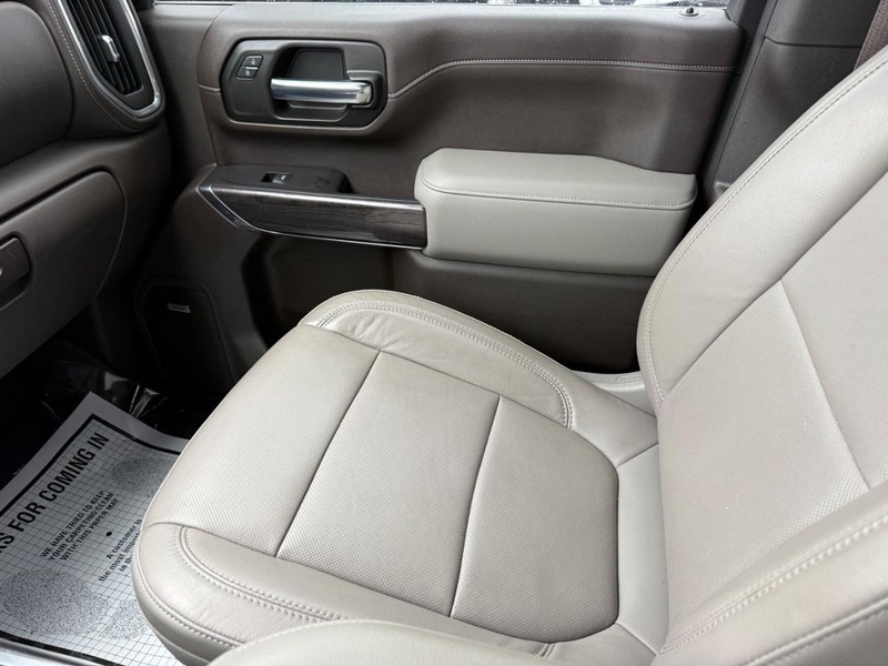 Chevrolet Silverado 2500HD Vehicle Full-screen Gallery Image 22