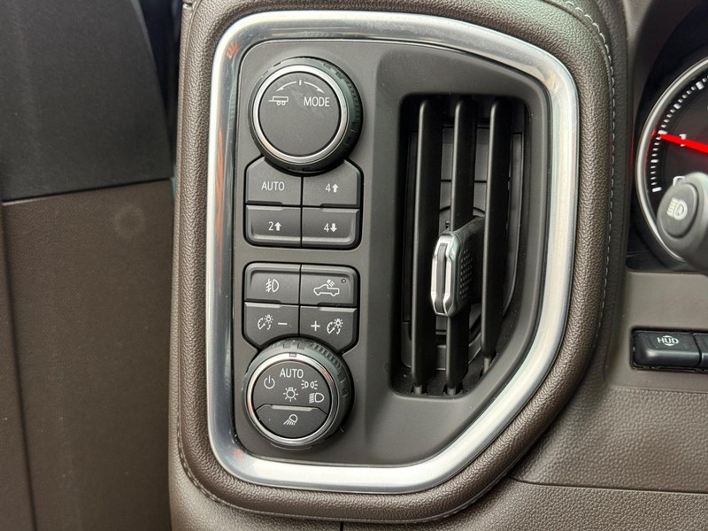 Chevrolet Silverado 2500HD Vehicle Full-screen Gallery Image 24