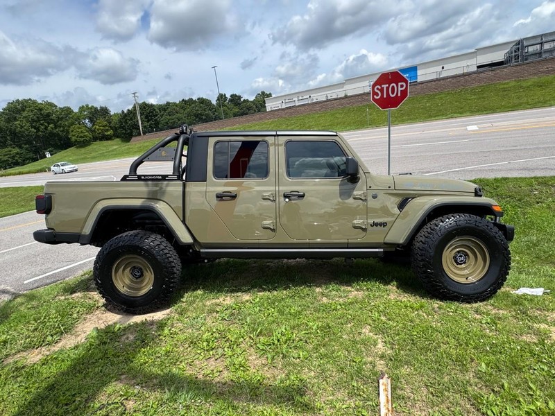 Jeep Gladiator Vehicle Full-screen Gallery Image 02