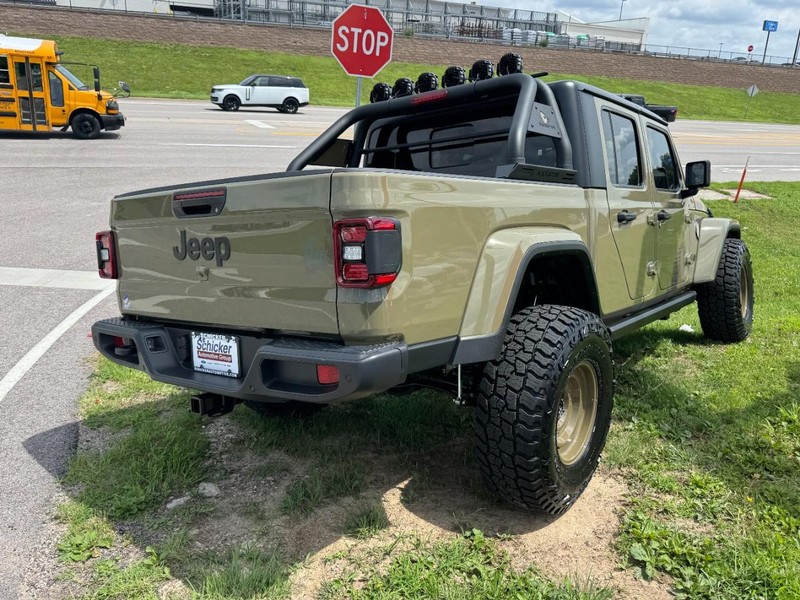 Jeep Gladiator Vehicle Full-screen Gallery Image 03