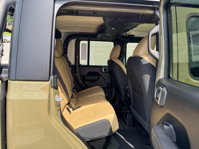 Jeep Gladiator Vehicle Full-screen Gallery Image 05