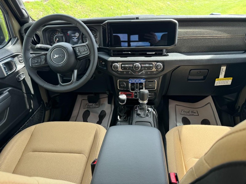 Jeep Gladiator Vehicle Full-screen Gallery Image 06