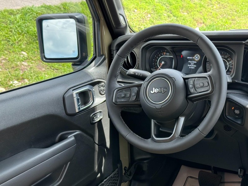Jeep Gladiator Vehicle Full-screen Gallery Image 07