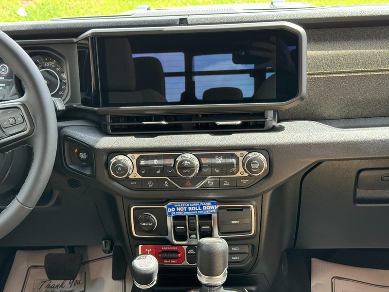 Jeep Gladiator Vehicle Full-screen Gallery Image 08