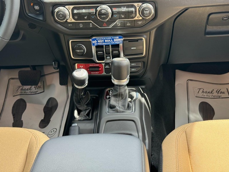 Jeep Gladiator Vehicle Full-screen Gallery Image 09