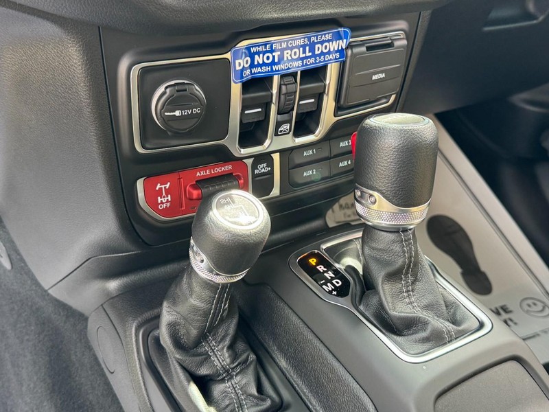 Jeep Gladiator Vehicle Full-screen Gallery Image 12