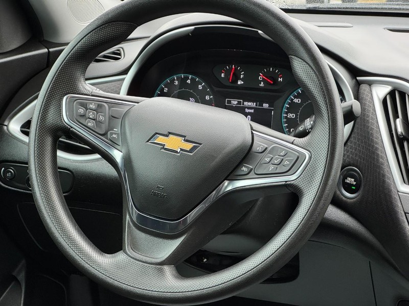 Chevrolet Malibu Vehicle Full-screen Gallery Image 11