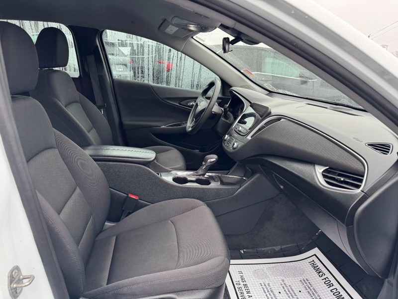 Chevrolet Malibu Vehicle Full-screen Gallery Image 16