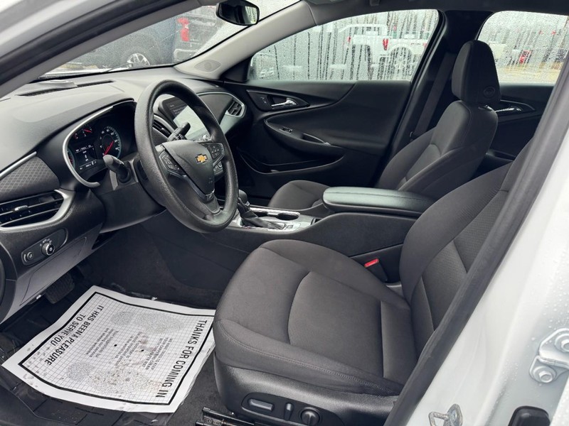 Chevrolet Malibu Vehicle Full-screen Gallery Image 17