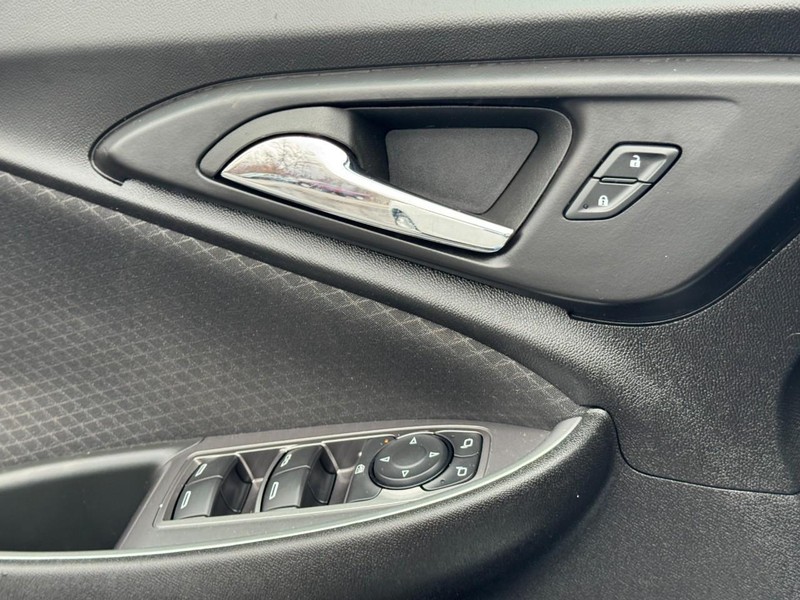 Chevrolet Malibu Vehicle Full-screen Gallery Image 24