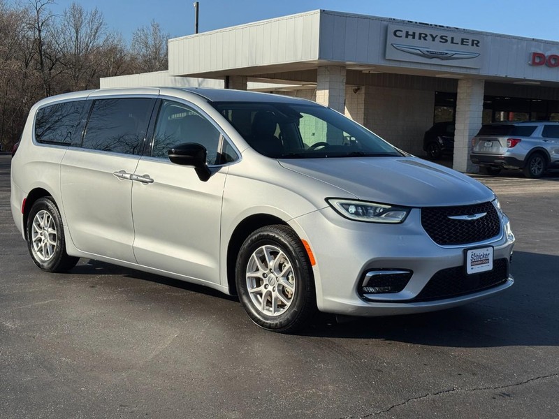 Chrysler Pacifica Vehicle Full-screen Gallery Image 02