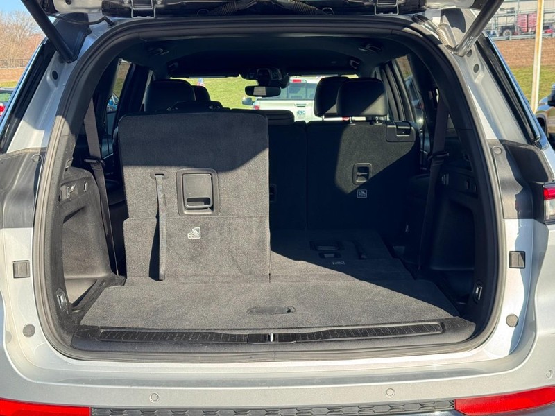 Jeep Grand Cherokee L Vehicle Full-screen Gallery Image 04