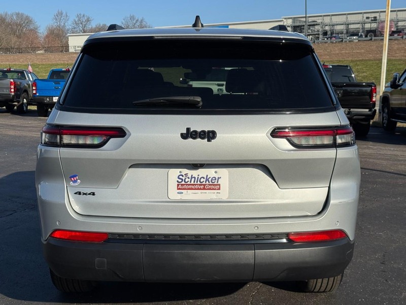 Jeep Grand Cherokee L Vehicle Full-screen Gallery Image 05