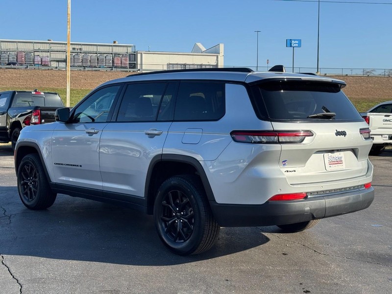 Jeep Grand Cherokee L Vehicle Full-screen Gallery Image 06